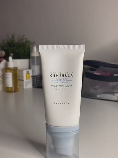 SKIN1004 Madagascar Centella Hyalu-Cica Water-Fit Sun Serum SPF50+ PA++++ – Siero Solare Idratante e Lenitivo